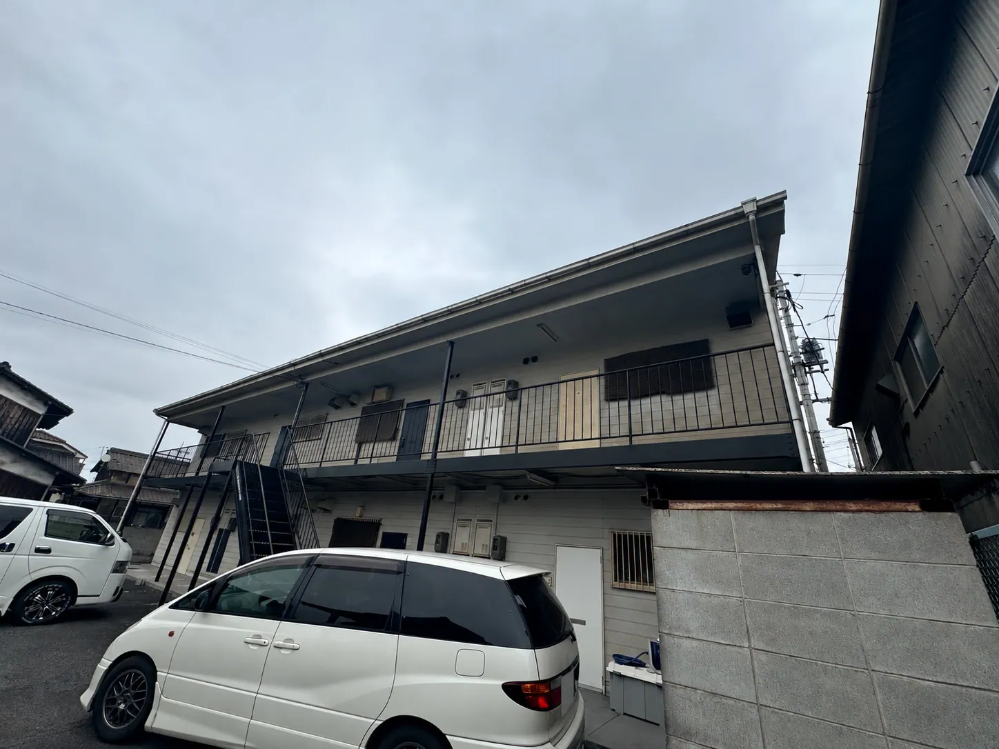 W様アパート 屋根・外壁塗装・シーリング工事(岡山県倉敷市) Before 正面右側から