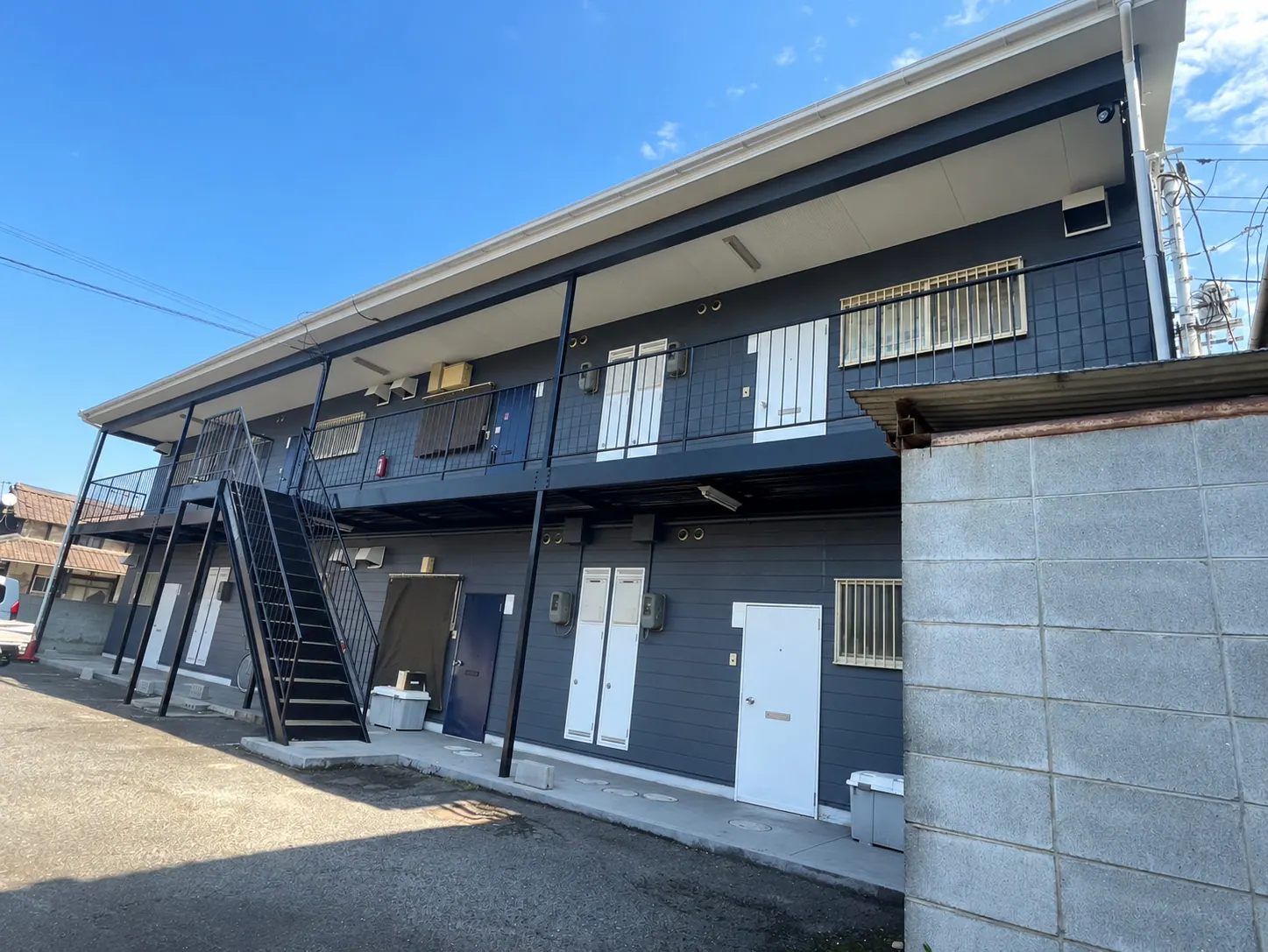 W様アパート 屋根・外壁塗装・シーリング工事(岡山県倉敷市) After 正面右側から