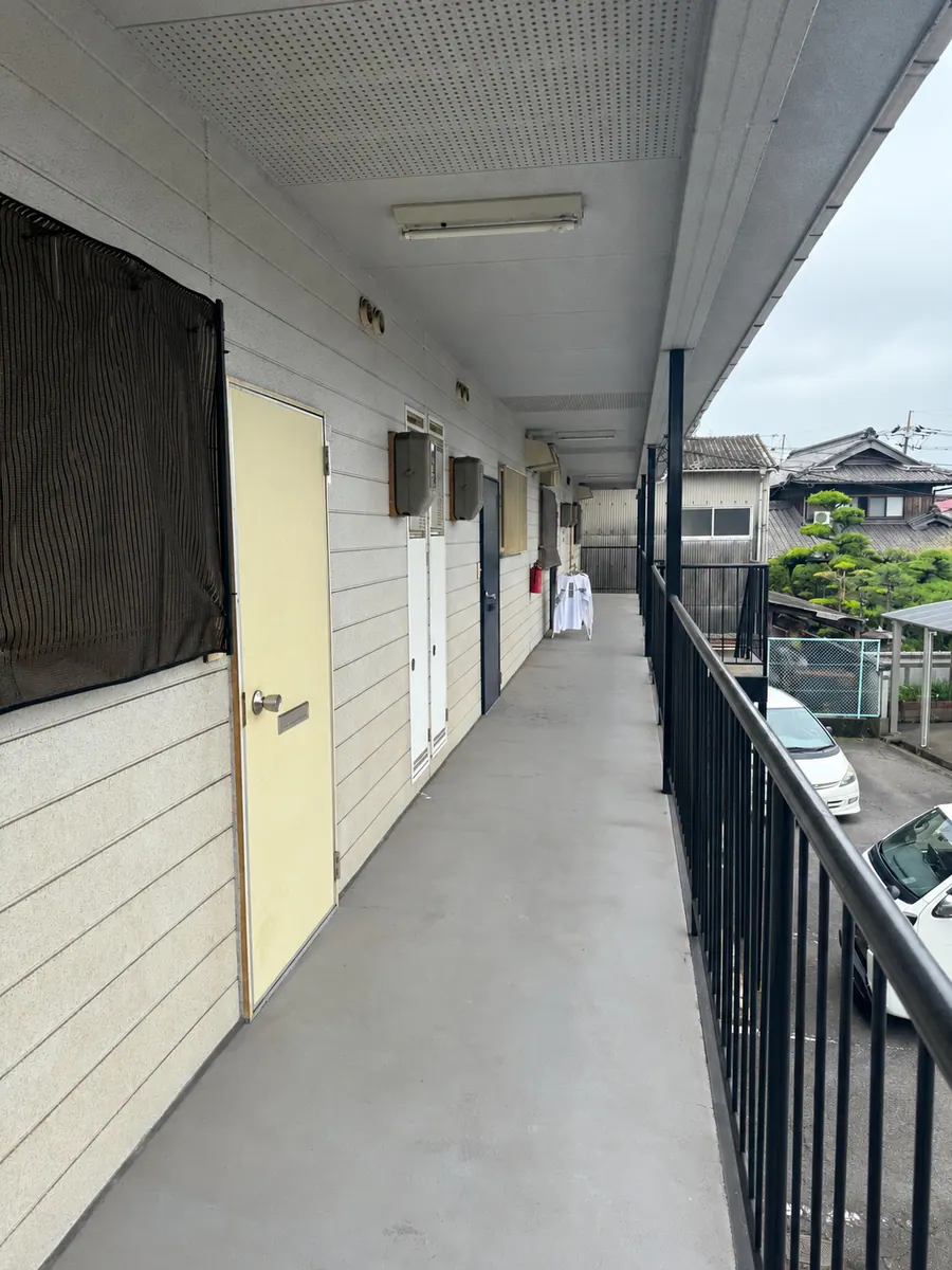 W様アパート 屋根・外壁塗装・シーリング工事(岡山県倉敷市) Before 上階の共用廊下