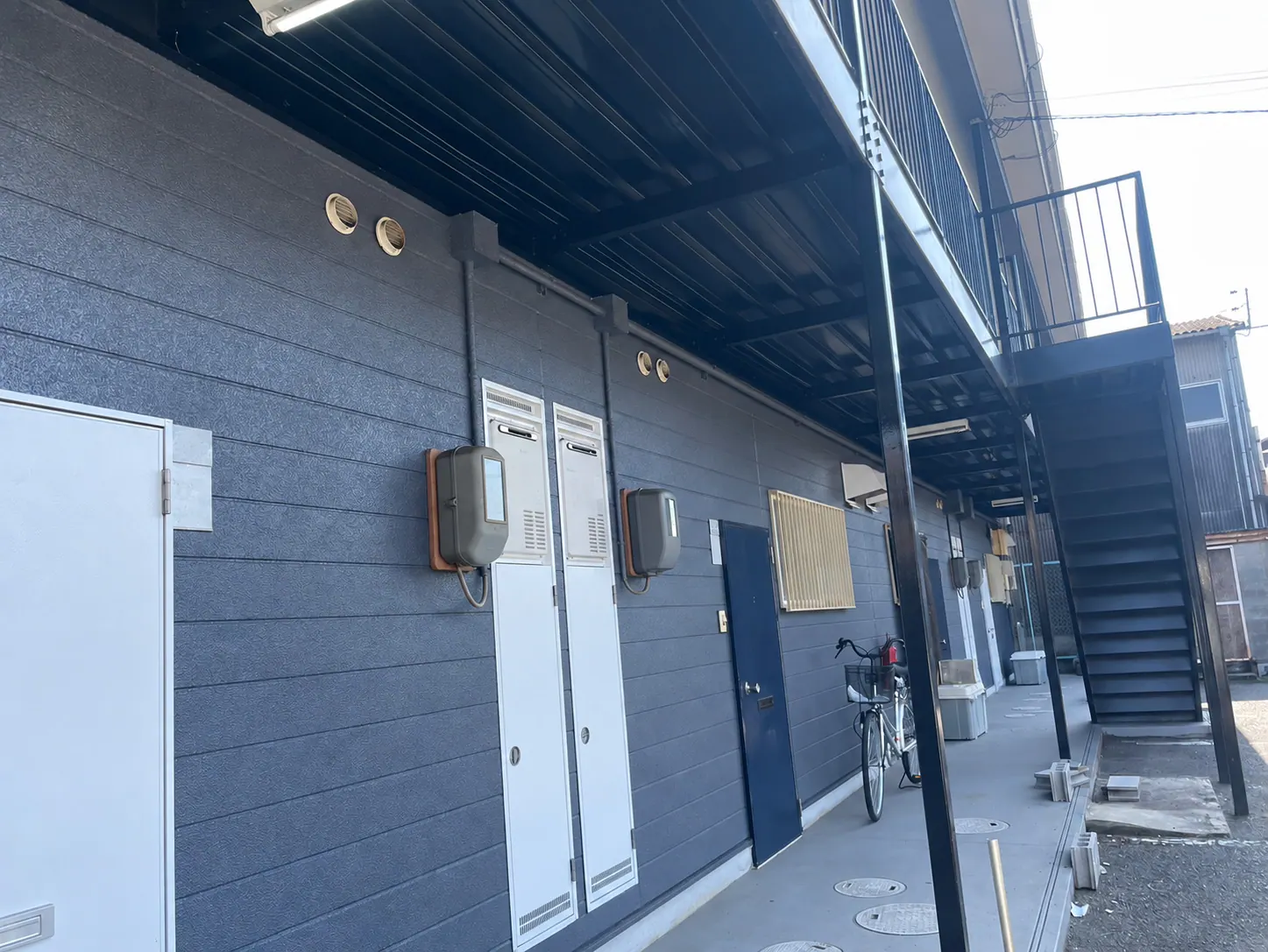 W様アパート 屋根・外壁塗装・シーリング工事(岡山県倉敷市) After 外壁・共用部の仕上がり（1階）